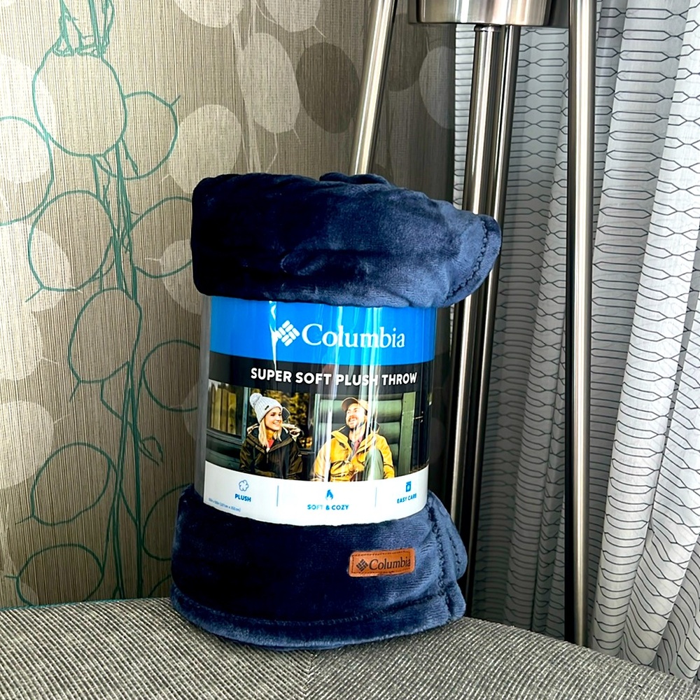 Columbia Plush Throw/Blanket NEW Super Soft Indoor/Outdoor
